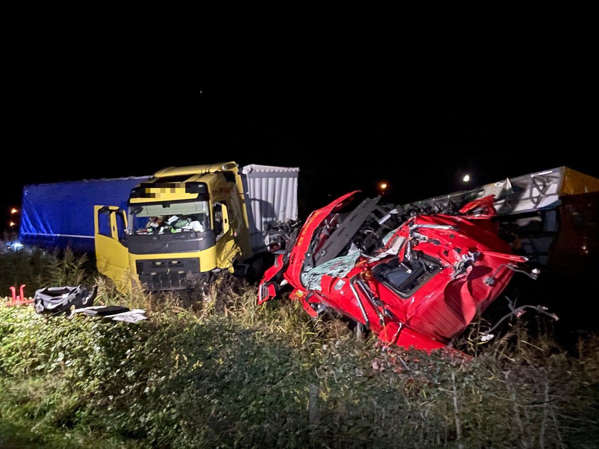 Grote schade aan twee vrachtwagens na het ongeluk op de N279 bij Heeswijk-Dinther.