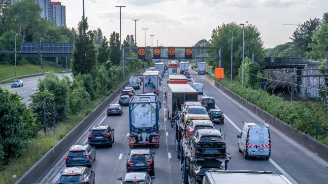 Een uur file op Antwerpse Ring richting Nederland vanaf Kennedytunnel: ongeval met vrachtwagen