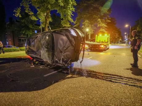 Flinke ravage na botsing tegen twee lantaarnpalen op Karel de Grotelaan in Eindhoven
