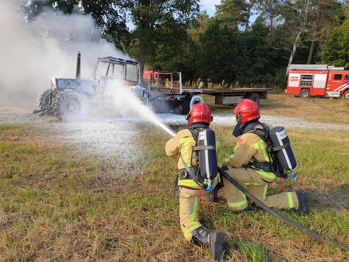 De bevestigde aanhanger liep ook ernstige schade op.