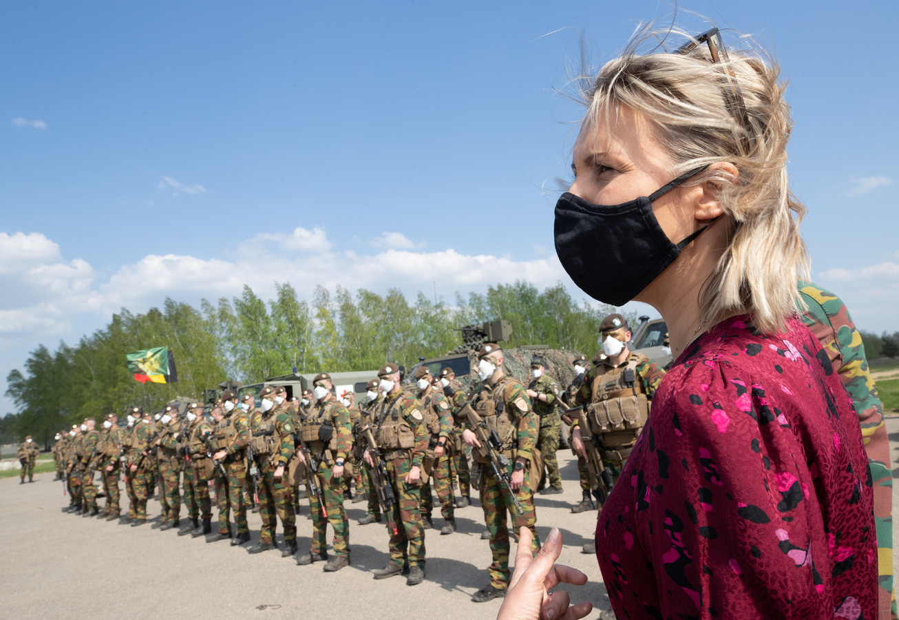 Minister van Defensie Dedonder bezoekt voor het eerst militairen in het ...