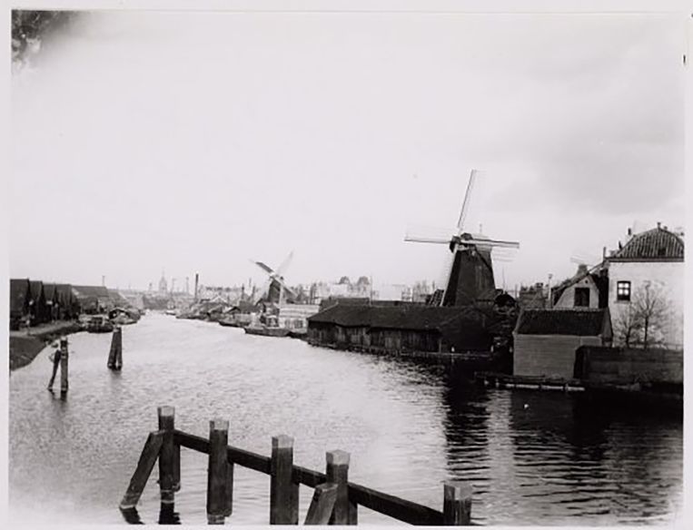 Op de voorgrond De Otter. Op de achtergrond De Eenhoorn, afgebroken in 1929. Beeld Collectie Stadsarchief Amsterdam: foto-afdrukken
