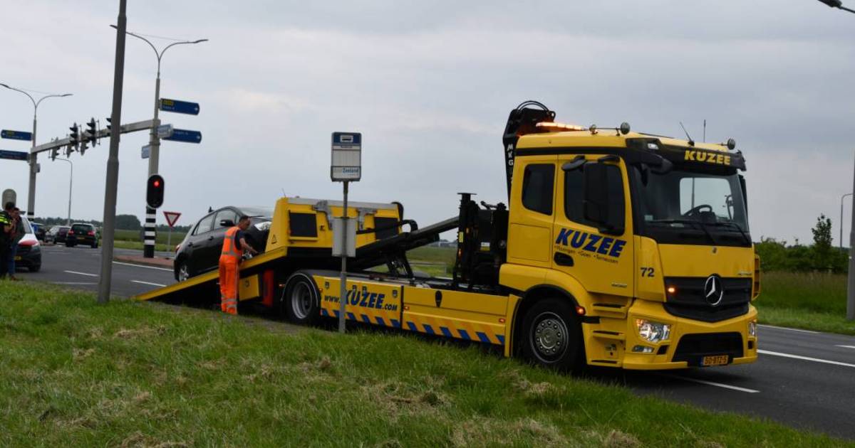 Twee auto's betrokken bij aanrijding op Langeweg in Wilhelminadorp