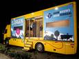 Verschillende betrokkenen schuiven aan in de gele NPO Radio 1-bus en vertellen over de traditie, wat het paasvuur voor hen en de gemeenschap betekent.