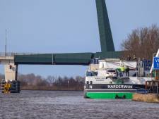 Harderwijks schip botst op Friese brug en verliest stuurhut, schipper gewond