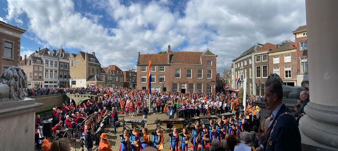 De aubade op het Stadhuisplein in Dordrecht.