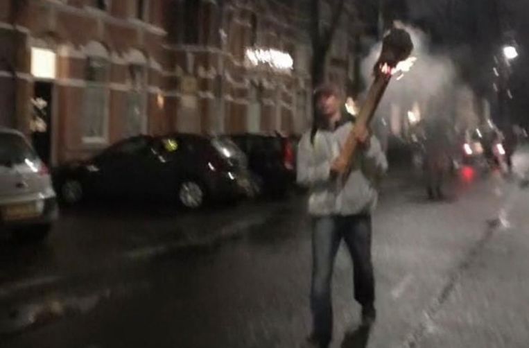 De bedreiger die woensdagavond voor het huis van Sigrid Kaag verscheen. Dit is een screenshots van een livestream. Beeld 