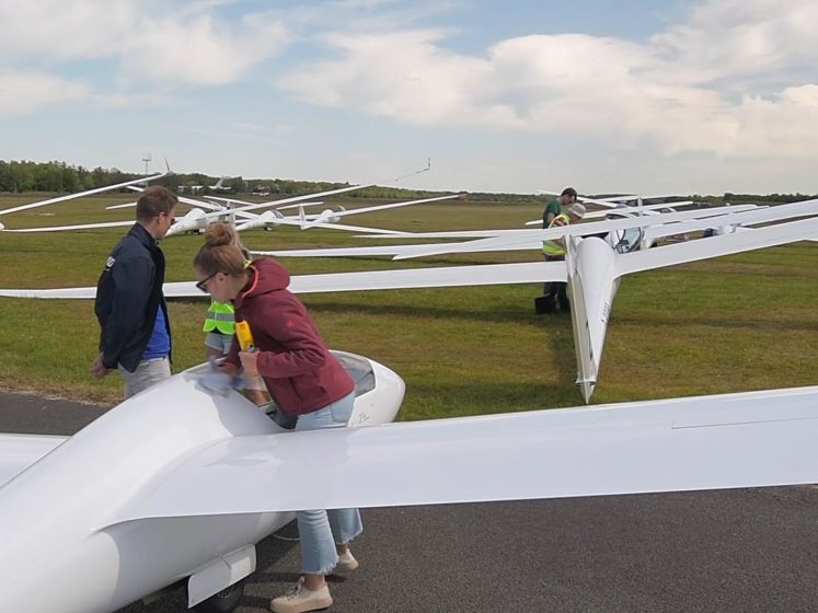Deelnemers van Tukker GP cirkelen boven Vliegveld Twente