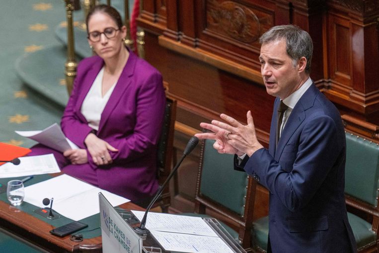 Premier Alexander De Croo naast de staatssecretaris van asiel en migratie, Nicole de Moor.  Beeld AFP