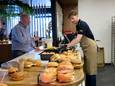 Thijs Nieboer (rechts) serveert broodjes en hamburgers in het bedrijfsrestaurant Steely’s, de samenwerking van De Sterkerij en Voortman.