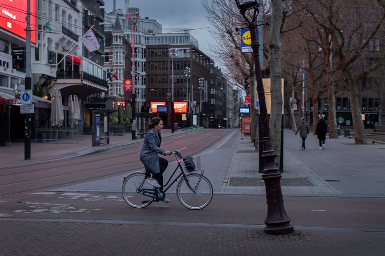 Burgemeester Halsema fietst om half zeven 's avonds over een doods Rembrandtplein van stadhuis naar ambtswoning. Beeld Thomas Schlijper