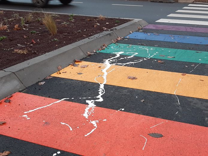 Het nieuwe regenboogzebrapad in Nijverdal is op meerdere plekken besmeurd met witte verf, enkele uren voor de officiÃ«le opening van deze fleurige oversteek.