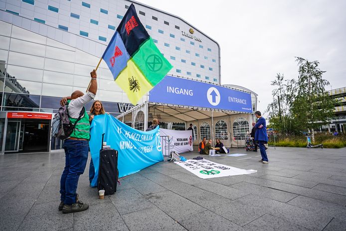 De activisten staan bij Eindhoven Airport.