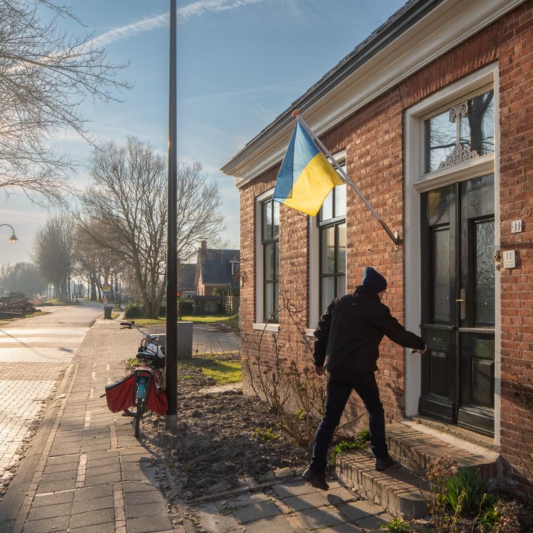 Aan het huis van Bert en Alie Kremer wappert de Oekraïense vlag.  Beeld Harry Cock  / de Volkskrant