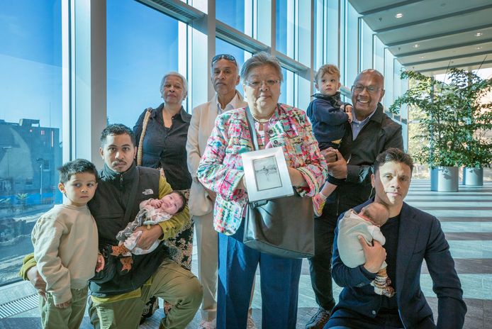 Familie Patty bij de uitreiking van de postuum toegekende medailles voor hun vader en grootvader.