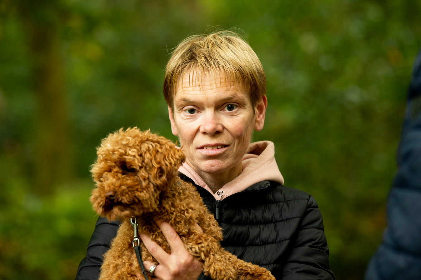 Simone Borgonjen, met haar hondje Teddy. ,,Ik durf nu even niet met Teddy dieper de bossen in. Wat nou als daar die giftige ballen liggen?’’