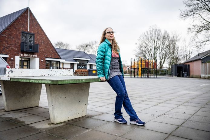 Paula Martínez-Grandman at her former primary school, De Gerkevy.  He strives for connections between his old primary school and the one he now teaches in America.