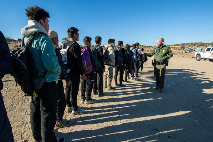 Les migrants passant illégalement la frontière sont emmenés dans des "camps de détention à ciel ouvert".