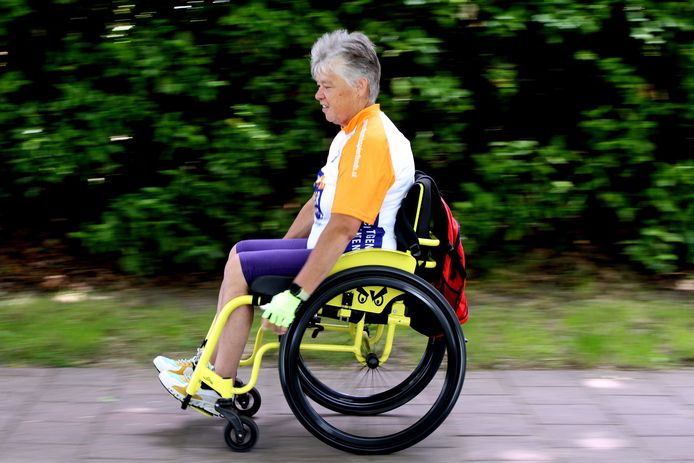 Normaal rijdt Karin de Leeuw zo'n 7 kilometer per uur in haar rolstoel. Om het 24 uur vol te kunnen houden, zal dat komend weekend iets langzamer gaan.