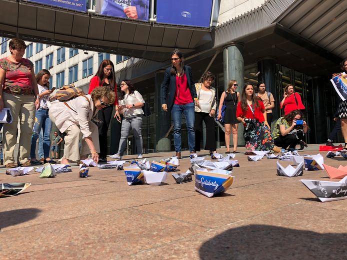 Als symbool van solidariteit met vluchtelingen zijn gisteren papieren bootjes aangeboden aan het Europees Parlement.