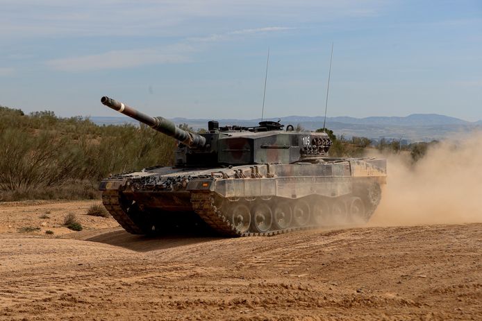 Een van de Spaanse tanks tijdens een training met Oekraïense soldaten in Zaragoza, Spanje.