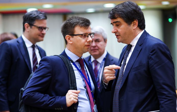 De Hongaarse minister voor Europese Zaken János Bóka (links) in gesprek met zijn Italiaanse collega Raffaele Fitto.