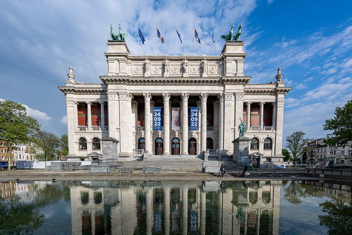 Het KMSKA in Antwerpen is - na jaren verscholen achter stellingen - weer zichtbaar na de renovatie.