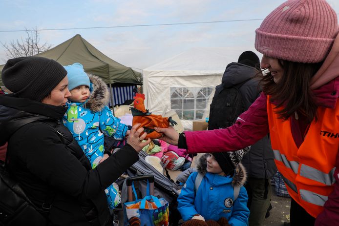 Oekraïense kinderen op de vlucht vinden troost bij hun teddybeer