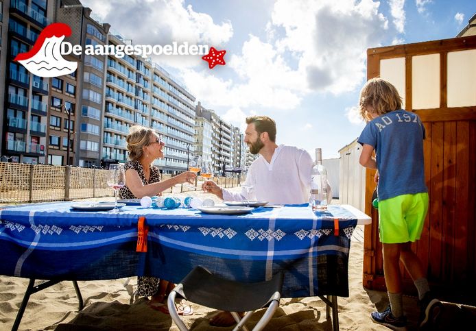 Een tafelkleedje, servies en lichtjes: meer hebben Rafaelle, Thomas en Otto niet nodig om aan de strandcabine een etentje voor vrienden te organiseren. In huis is daar nog weinig plaats voor.