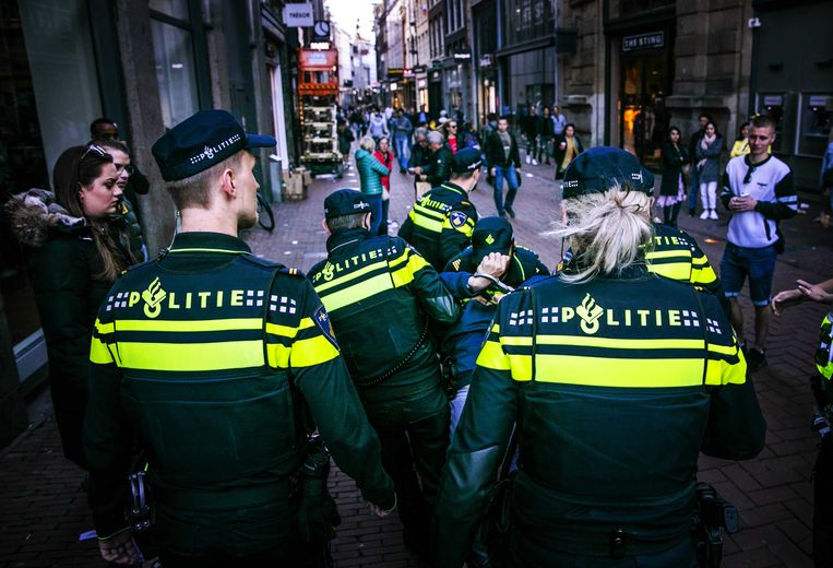 Een man wordt in mei 2018 door de politie aangehouden tijdens de Nationale Dodenherdenking op de Dam in Amsterdam.  Beeld ANP