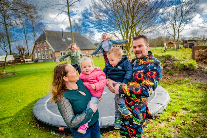 2 lijkt het magische getal voor dit stel uit Vaassen: Renate had al twee kinderen, kreeg twee jaar geleden met Michel een tweeling en is 20 weken zwanger van de tweede tweeling als ze op 22-2-22 gaan trouwen.