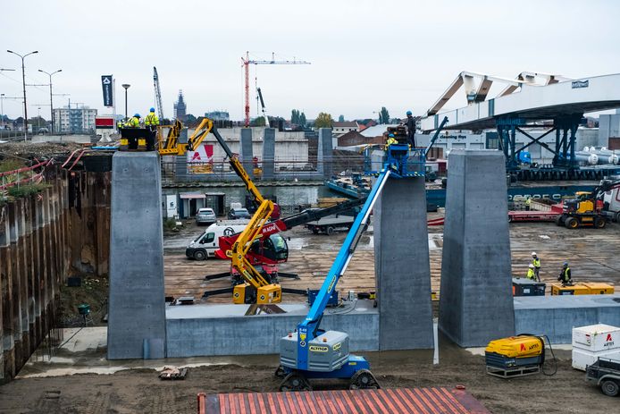 Het eerste deel van de gloednieuwe Gabriël Theunisbrug is zondag over het Albertkanaal geplaatst.