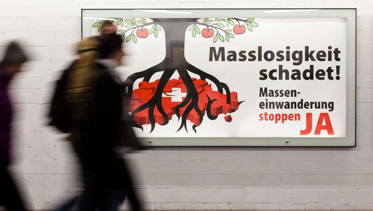 Een affiche roept Zwitserse burgers op om bij een referendum in 2014 tegen massa-immigratie te stemmen. Beeld afp