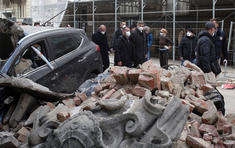 De Kroatische premier Andrej Plenkovic in verwoest Zagreb. Een serie aardbevingen trof de stad zondagochtend, rond zes uur. Beeld AFP