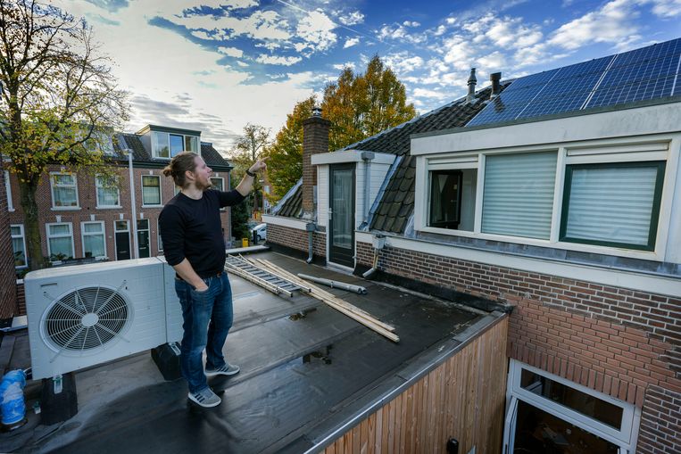 Zonnepanelen op het dak van een huis. Beeld Werry Crone