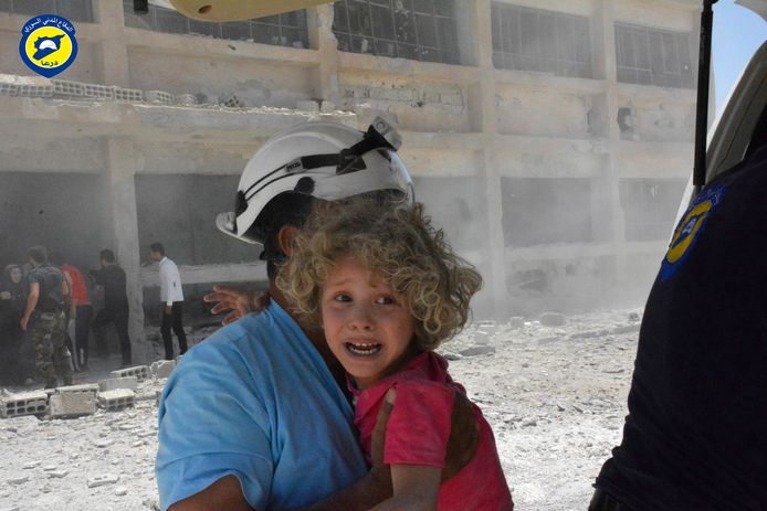Een meisje wordt gered door vrijwilligers van de Witte Helmen in Syrië.
