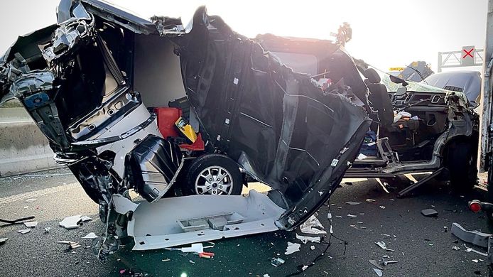 De chauffeur stapte als bij wonder ongedeerd uit het wrak. Het ongeval gebeurde op de A11 in Brugge.