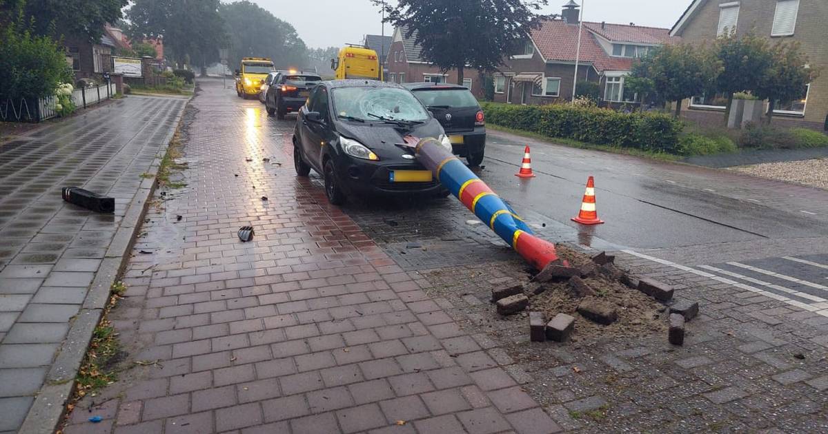 Auto rijdt kleurrijke paal in Sibculo uit de grond, geparkeerde auto is de klos