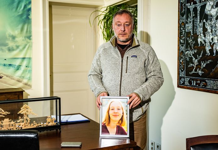 Yves Ghinet (57) met een foto van dochter Coline (17).