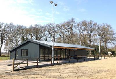 Opening nieuwe accommodatie Hamelandse hippische clubs bij Geesteren (Gld) na verwoestende brand in 