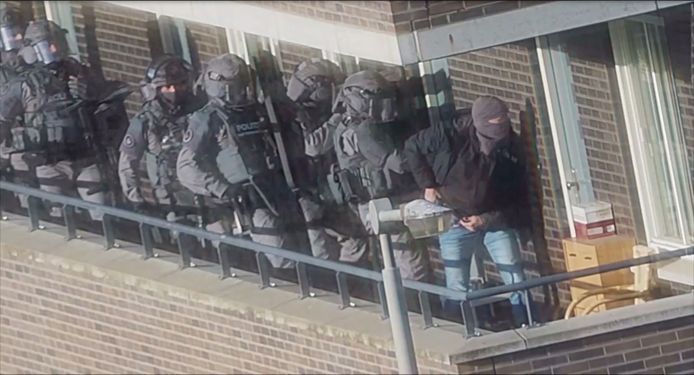 Een still uit camerabeelden van de politie leggen de arrestaties van zeven mannen vast tijdens een grote anti-terreuractie in september waarbij een mogelijke aanslag is verijdeld.
