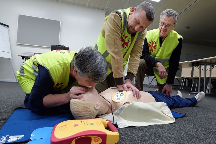 Annie Broos, Peter de Moor en Piet Luijks van de EHBO Vereniging Hoogerheide hopen op veel animo voor de reanimatie/AED-cursus op donderdag 29 maart en 5 april.