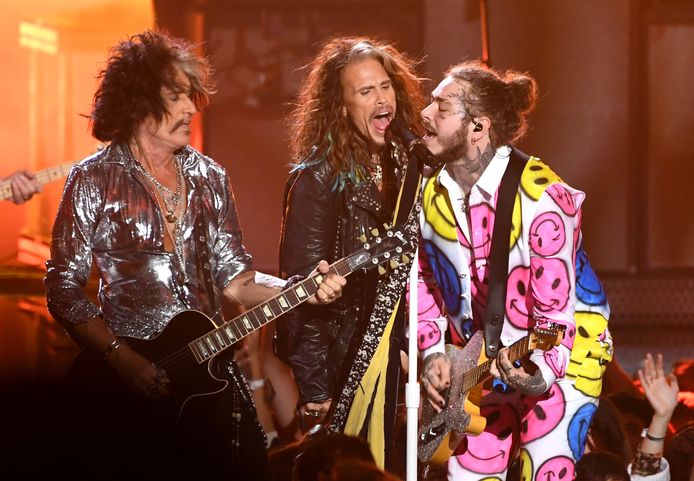 Post Malone (rechts) trad gisteren op de MTV Video Music Awards in New York op met Joe Perry (links) en Steven Tyler van Aerosmith.