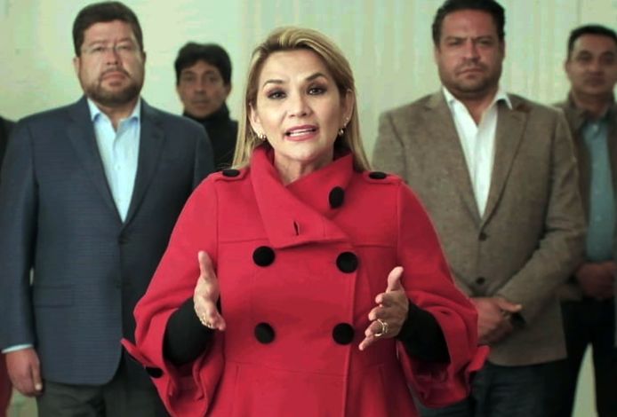 De Boliviaanse interim-president Jeanine Añez tijdens de bekendmaking van het intrekken van haar kandidatuur voor het presidentschap bij de verkiezingen volgende maand.