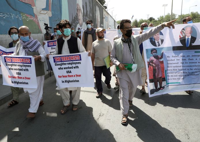 Afghaanse tolken die met de Amerikaanse troepen werkten, demonstreerden vorige maand bij de Amerikaanse ambassade in Kabul.