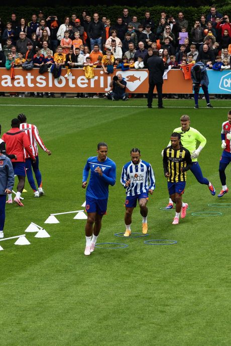 Uitzwaaitraining Oranje trekt 2000 supporters: internationals in shirt amateurclub op het veld