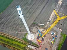 Eerste megaturbine Windpark Oude Maas zichtbaar; ‘We geven het niet op’