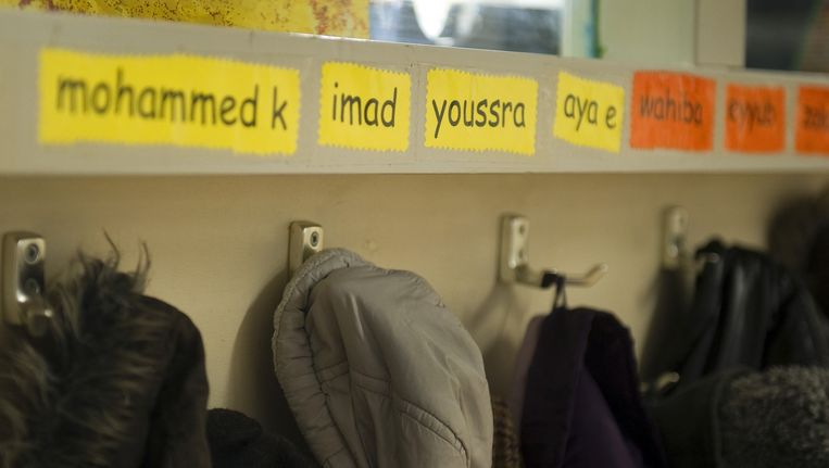 Jassen hangen aan de kapstok in de islamitische basisschool Al-Siddieq in Zeeburg, Amsterdam (2011) Beeld anp
