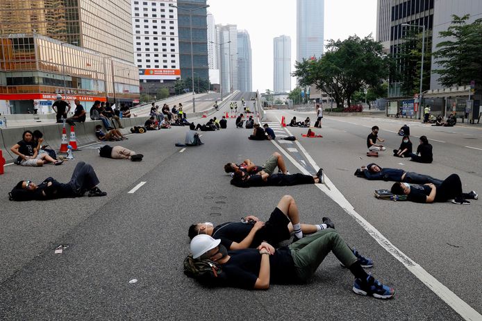 Demonstranten brengen de nacht van zondag op maandag door op een snelweg in Hongkong.