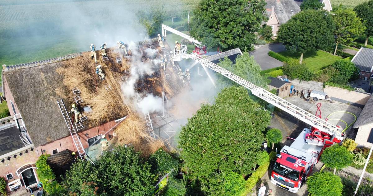 Brand verwoest rieten dak van huis in Noordeloos: ‘De bewoonster met haar kind riep dat we weg moest